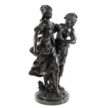 Skulptur "Zwei junge Frauen mit Blumenkorb", Metallguß dunkelbraun patiniert, auf runder Marmorplin