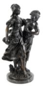 Skulptur "Zwei junge Frauen mit Blumenkorb", Metallguß dunkelbraun patiniert, auf runder Marmorplin