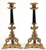 Paar Kerzenleuchter, 1-kerzig, 19. Jh., Messing, vergoldet und schwarzer Stein, auf dreipassigem Fu