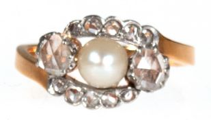 Ring, Frankreich um 1910, 18 k GG, besetzt mit Perle im Oval umrandet von Diamantrosen, RG  55,5