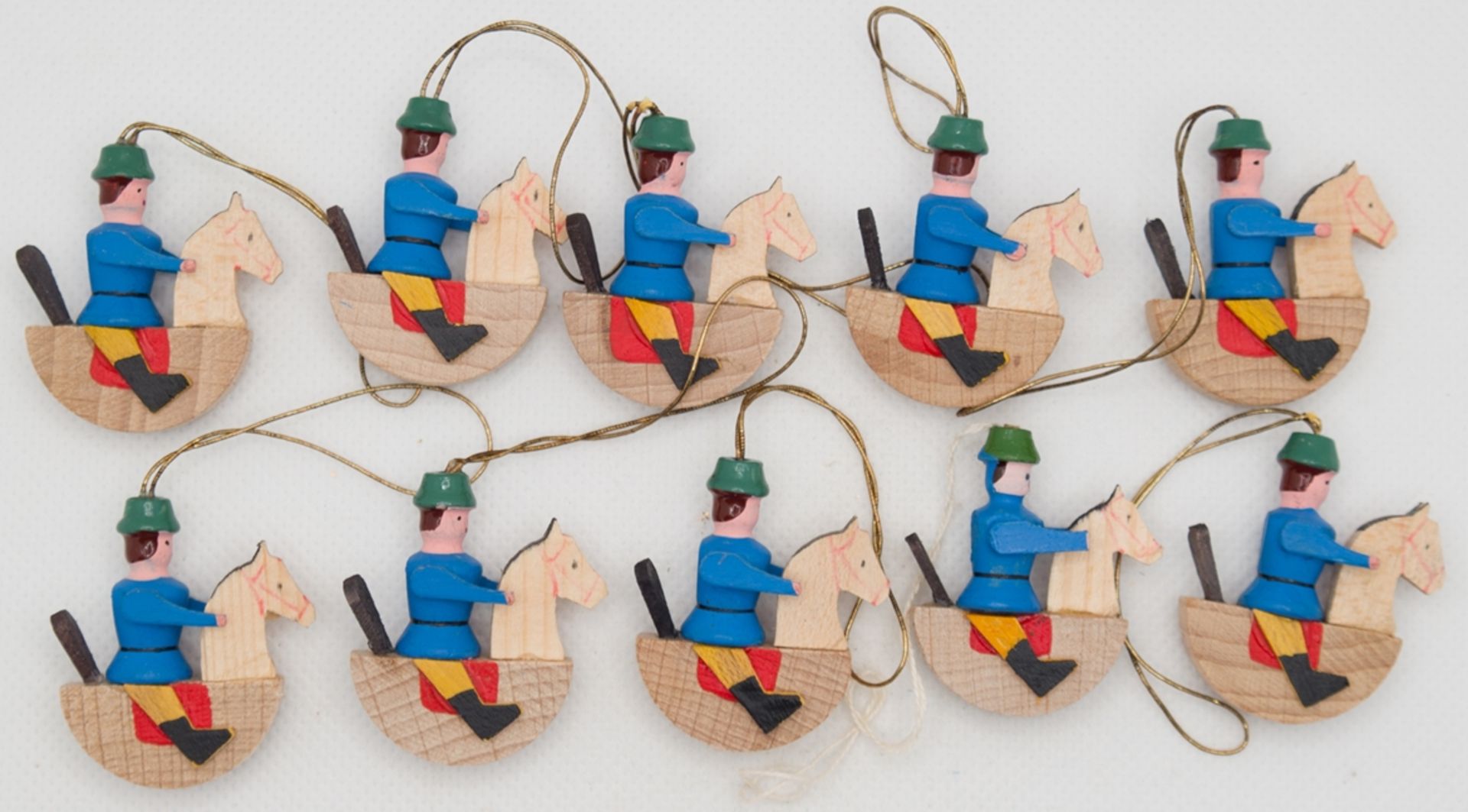 10 Weihnachts-Hängefiguren aus dem Erzgebirge, Reiter auf Schaukelpferd, 1980er Jahre, Holz handbem