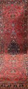 Sarok-Galerie, Persien, um 1920, rotgrundig, gespiegelt gemustert, 294x80 cm