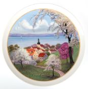 Großer KPM-Teller, Spiegel bemalt mit Landschaft "Obstbaumblüte im Dorf am Bergsee", signiert "M. G