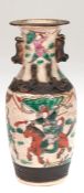 Vase, China, gemarkt, polychrom bemalt, Kampfszenen, reliefplastische Figuren, H. 20,5 cm, min. bes