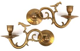 Paar Wandkerzenleuchter, Ende 18. Jh., Messing, 1-kerzig, schwenkbarer, volutenförmiger Arm mit pla