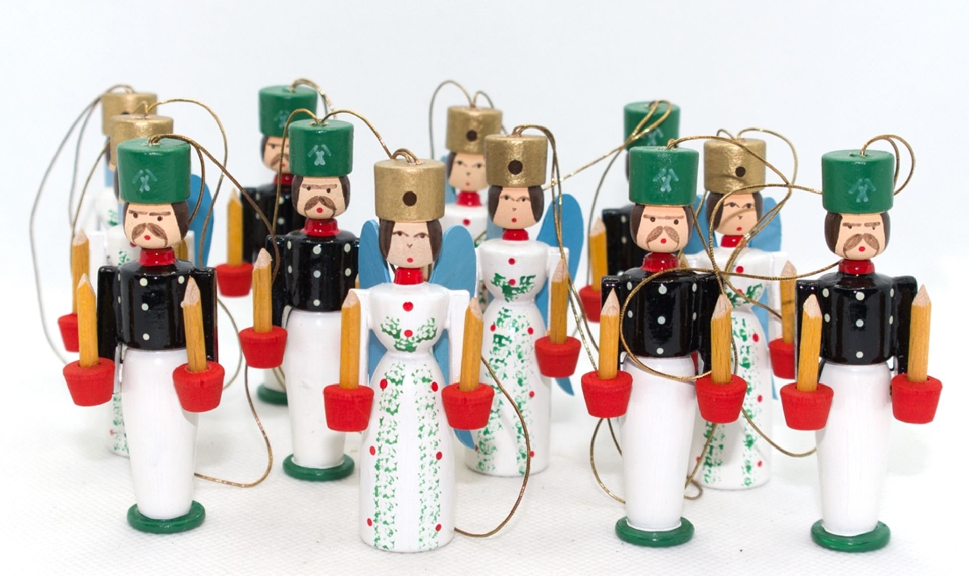 12 Weihnachts-Hängefiguren aus dem Erzgebirge, 6x Leuchterengel und 6x Bergmann, 1980er Jahre, Holz