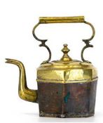 Teekessel, Kupfer/Messing, 6-kantige Form, übergreifender Henkel, H. 28 cm, Gebrauchspuren