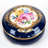 Meissen-Dose, rund, kobaltblau, Deckel mit polychromer Blumenbukett-Malerei in goldgerahmtem Medail