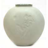 KPM-Vase, seladongrün, gebauchte Form, ovaler Querschnitt, Schauseite mit Darstellung eines sich um