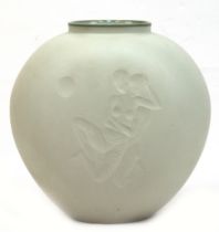 KPM-Vase, seladongrün, gebauchte Form, ovaler Querschnitt, Schauseite mit Darstellung eines sich um