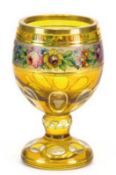 Pokalglas, Klarglas mit gelbem Überfang, polychrome Blumenbordüre und Goldränder, H. 13,5 cm