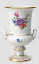 Meissen-Amphorenvase, Buntes Blumenbukett mit Goldstaffage, 2 seitliche Henkel, 1. Wahl, H. 13,5 cm