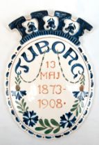 Brauerei-Wandteller "Tuborg 13 Mai 1873-1908", Fayence, polychrom bemalt, H. 23,5 cm