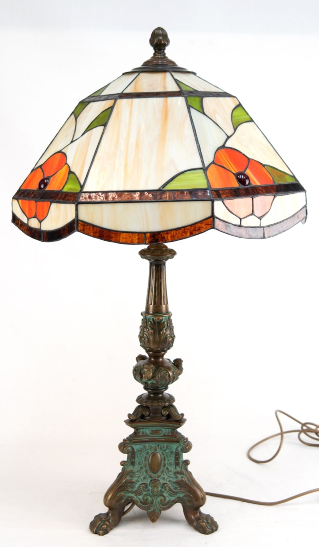 Tischlampe im Tiffanystil, 2. Hälfte 20. Jh., 2-flammig, dreipassiger Bronzefuß auf Klauenfüßen sta