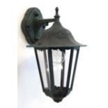 Wandlampe, Metall dunkelgrün gefaßt, 1-flammig, Laternenkopf mit 6 Kunststoffscheiben, 44x22x31 cm