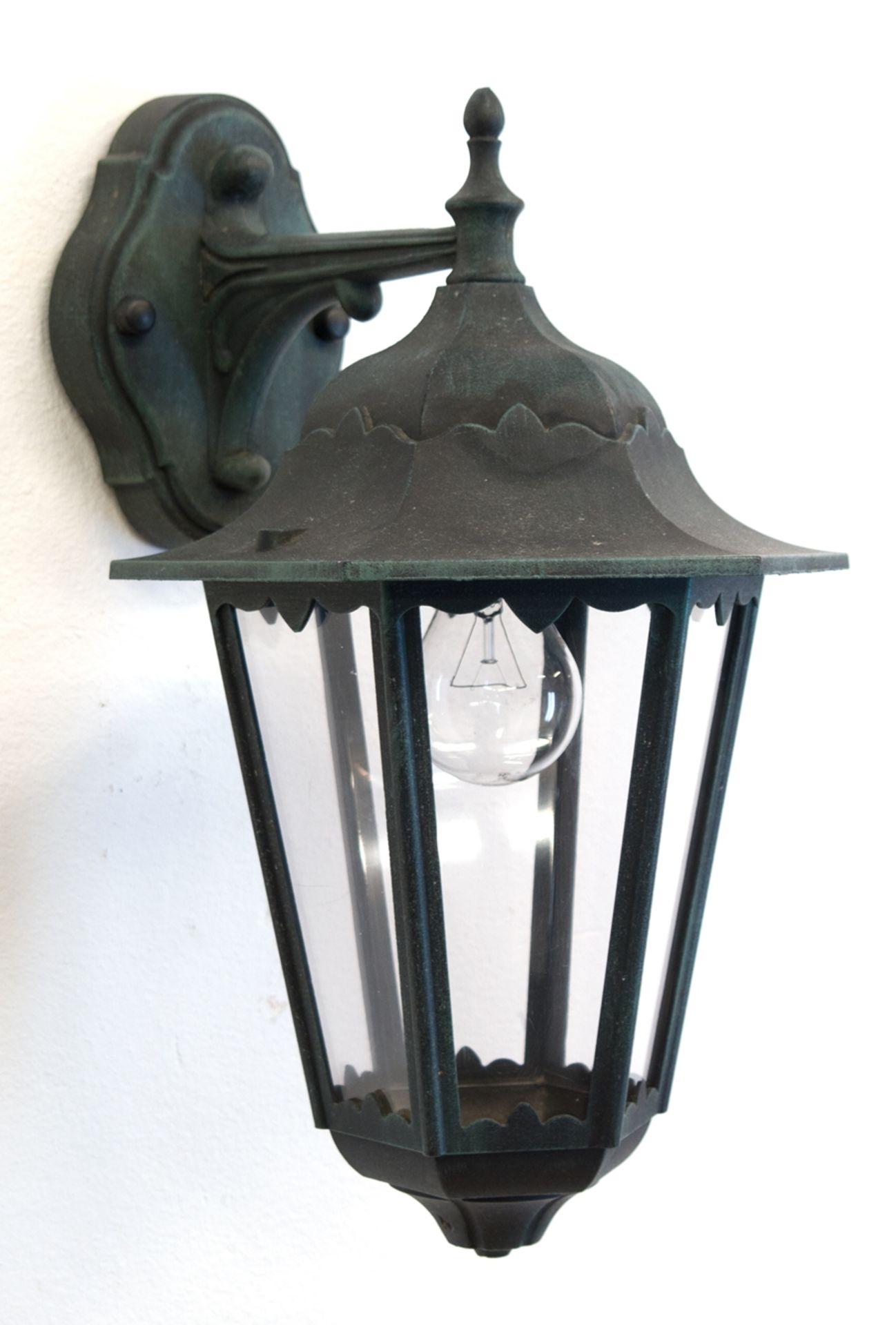 Wandlampe, Metall dunkelgrün gefaßt, 1-flammig, Laternenkopf mit 6 Kunststoffscheiben, 44x22x31 cm