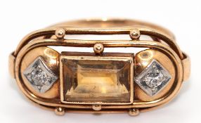 Art-Deco-Ring, 585er GG, querovaler durchbrochener Ringkopf besetzt  mit Goldtopas im Baguetteschli