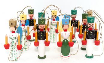 12 Weihnachts-Hängefiguren aus dem Erzgebirge, 6x Leuchterengel und 6x Bergmann, 1980er Jahre, Holz