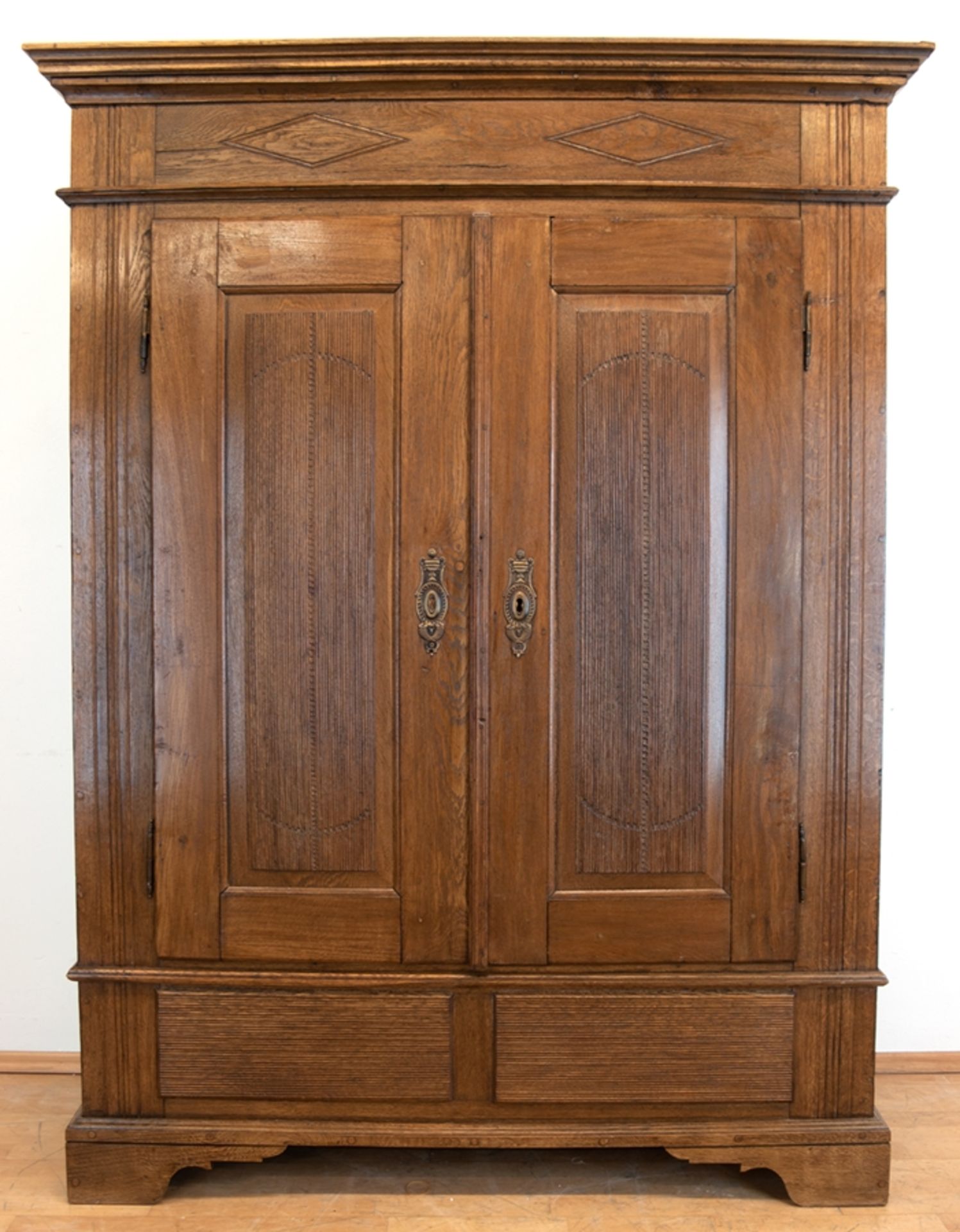 Louis-Seize-Schrank, um 1800, massiv Eiche, nicht zerlegbar, 2 Türen mit Rillenprofil, innen Kleide