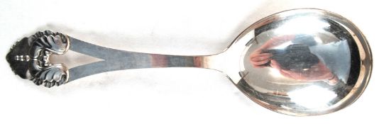 Vorlegelöffel, 830er Silber, Dänemark 1930, durchbrochenes und floral reliefiertes Griffende, 42 g,