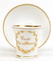 Biedermeier-Tasse, Schumann Berlin (blaue Strichmarke), mit Spruch "Wandle stets auf Blumen", Goldd