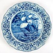 Wandteller, Delft, im Spiegel Blaudekor mit Segelschiff, geschweifter Rand, Dm. 34 cm