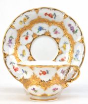 Meissen-Mokkatasse mit UT, B-Form, Goldbronze und Streublümchen, Schwertermarke mit 2 Schleifstrich