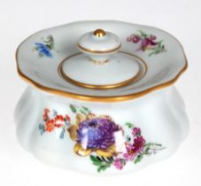 Meissen-Deckeldose (Tintenfaß), Pfeifferzeit 19224-34, Streublümchen mit Goldrand, 1. Wahl, H. 6,5