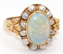 Opal-Perl-Ring, 585 GG, ovaler Voll-Opal in Zargenfassung, eingerahmt von 12 Saatperlen, Ringschult