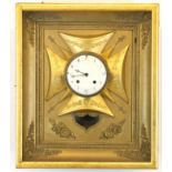 Patriotische Rahmenuhr, Holz goldfarben gefaßt, Uhrwerk gerahmt von Kreuz mit Floralrelief, emailli