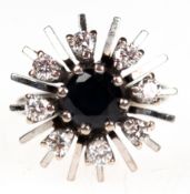 Brillant-Saphir-Ring, 585er WG, strahlenförmiger Ringkopf ausgefaßt mit 1 rund facettiertem Saphir 