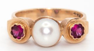 Ring, 585er GG, in Reihe besetzt mit mittiger Perle und 2 blütenförmig facettierten roten Schmuckst