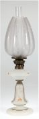 Petroleum-Lampe, opakes Glas mit Floralbemalung, Glaszylinder und Mattglasschirm, H. 50 cm