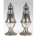 Paar Salz- und Pfefferstreuer, Sterlingsilber, ca. 194,5 g, Weighted, mit originalen Glaseinsätzen,