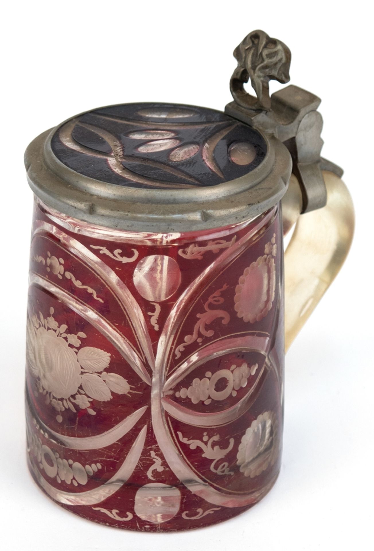 Biedermeier-Glaskrug mit Zinn-Montierung, rot überfangen, mit geschliffenem Floraldekor, Deckel mit