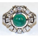 Ring, 585er WG, ausgefaßt mit 1 rundem Smaragd-Cabouchon von 2,05 ct. umrandet von 8 Brillanten von