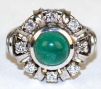 Ring, 585er WG, ausgefaßt mit 1 rundem Smaragd-Cabouchon von 2,05 ct. umrandet von 8 Brillanten von