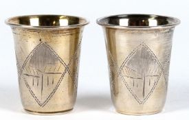 Paar Wodka-Becher, Rußland, 84 Zol. Silber, innen vergoldet, Wandung mit ziseliertem Rautendekor, u