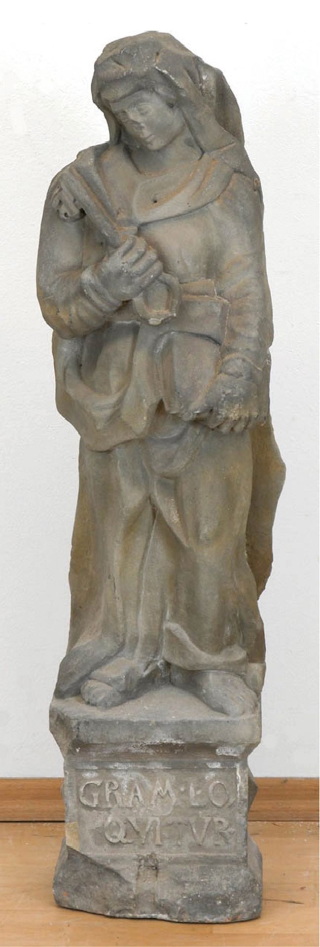 Sandstein-Figur, 16. Jh.,  vollplastisch, im langen Faltengewand, mit Atributen Schlüssel und Buch,