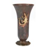 Kupfer-Vase mit plastischer Messing-Eidechse auf Wandung mit ausgestelltem Rand, H. 20 cm