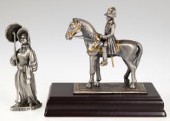 2 Zinnfiguren "Napoleon Pferde" auf Sockel und "Biedermeierdame" nach Spitzweg, H. 10 cm und 8,5 cm