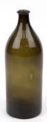 Waldglasflasche, Mecklenburg 19. Jh., braun, zylindrischer Korpus mit eingezogenem Boden, Hals mit 