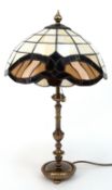 Tischlampe im Tiffanystil, 2. Hälfte 20. Jh., 2-flammig, auf rundem, dunkel patiniertem Messingfuß,