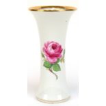 Meissen-Vase,  Ende 19. Jh., Trompetenform, Rote Rose mit Goldrändern, 1. Wahl, H. 14,5 cm