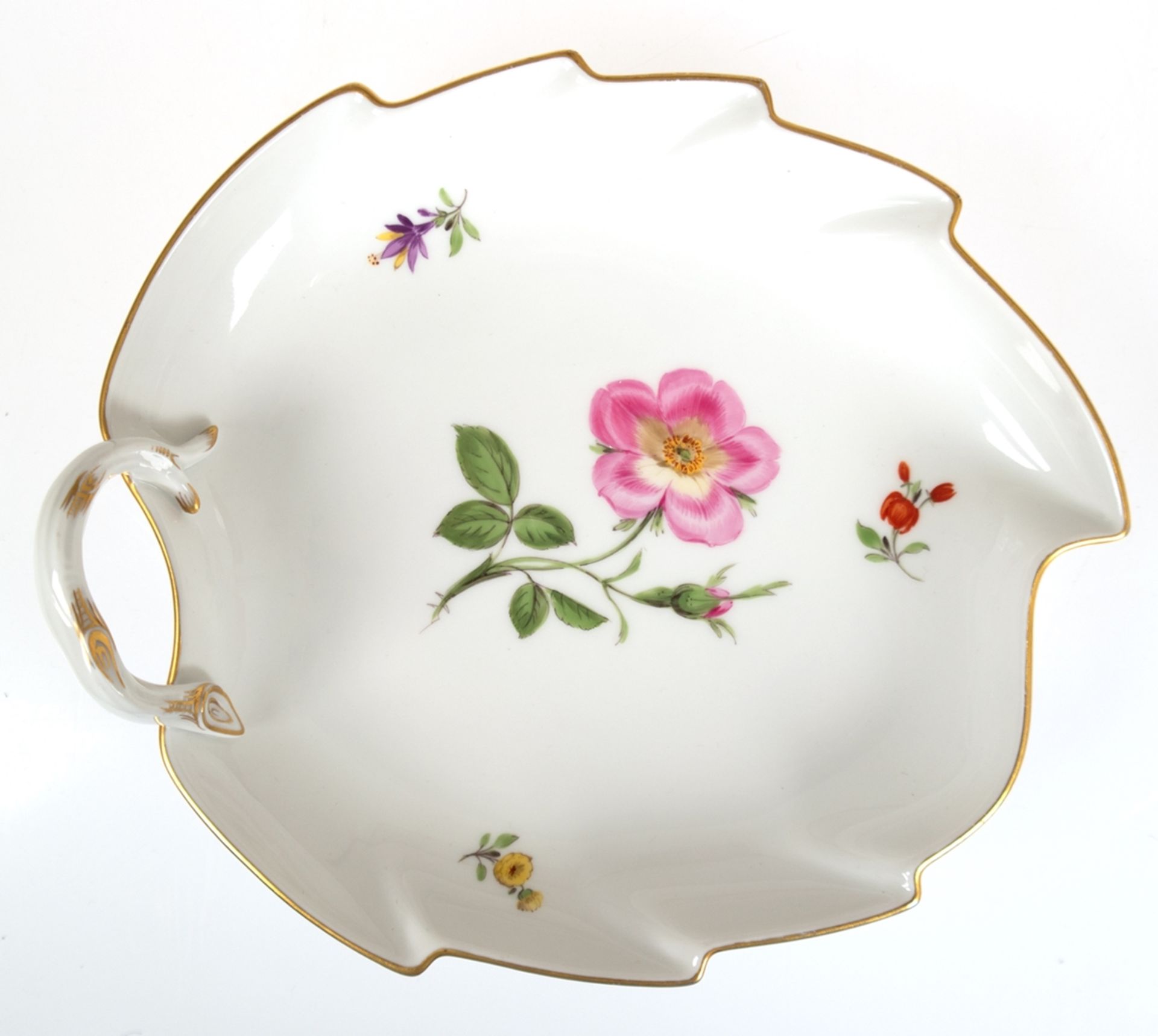 Meissen-Blattschale mit Asthenkel, Bunte Blume 1 mit Goldrand, Stand min. best., Schwertermarke mit