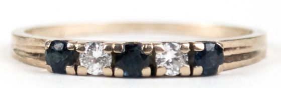 Ring, 585er WG, in Reihe besetzt mit 2 Brillanten von zus. ca. 0,14 ct., und 3 Saphiren, ges. 2,05 