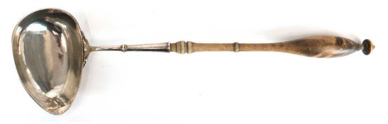 Schöpfkelle, Schweden, 1812, Silber, punziert, ca. 163 g, mit Monogramm, gedrechselter Holzgriff, m