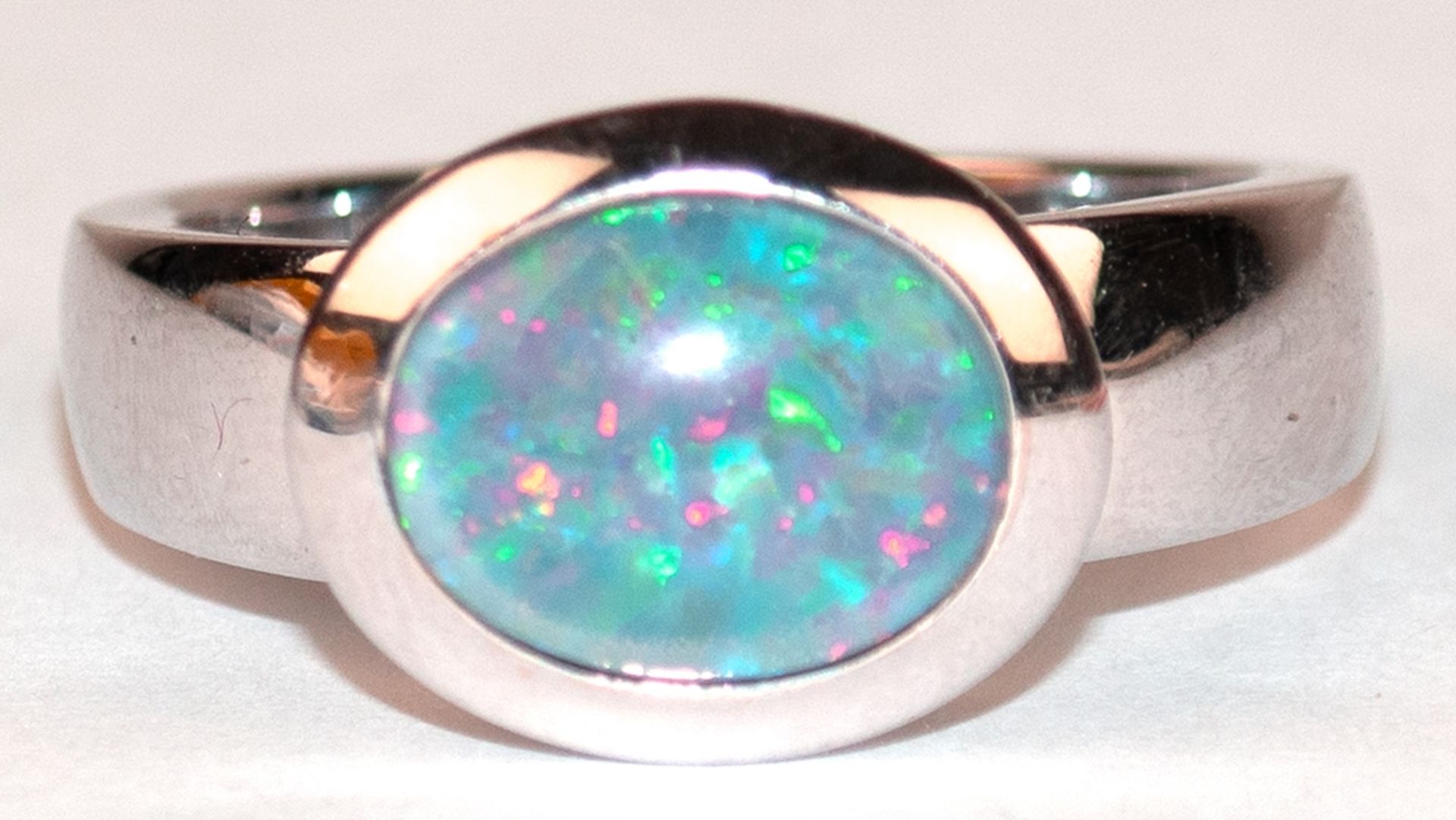 Opal-Ring, 585er WG, mit Opaltripette in querovaler Zargenfassung, ges. 6,2 g, RG 56