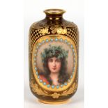 Kleine Jugendstil-Vase, Wien, gemaltes Porträt der Flora im goldgerahmten Medaillon, dunkelroter Fo