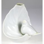 Vase, figürlich, Vogel vor Blatt sitzend, Hutschenreuther, weiß glasiert, H. 14 cm